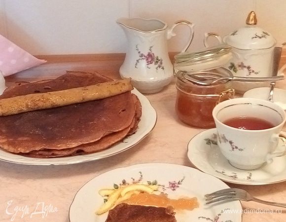Подаем с джемом, медом, сметаной... и наслаждаемся ароматными блинчиками. Приятного аппетита!!!
Мне понравилось с яблочным джемом и апельсиновыми цукатами, приготовленными по этому рецепту: http://www.edimdoma.ru/photos/recipes/45002