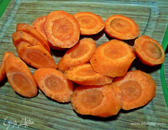 Большую морковь очистить, нарезать на толстые кружочки. Моя вывесила 120 г!