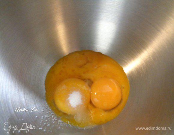 Сливочное масло достать заранее, чтобы оно размягчилось при комнатной температуре.

Желтки отделить от белков. И растереть с 4-мя столовыми ложками кипятка, щепоткой соли и ванильным сахаром (я делала на низких оборотах миксера). 