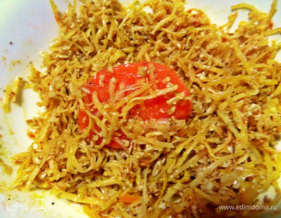 Теперь прикрепляем панировку к морковке, прижимаем со всех сторон, стараемся.