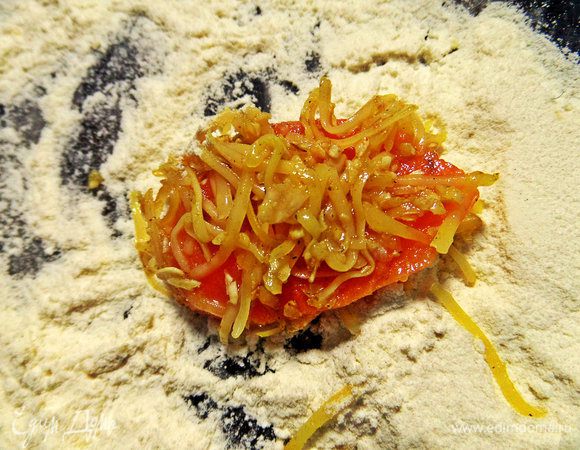 Переносим в муку и обваливаем тоже полностью.