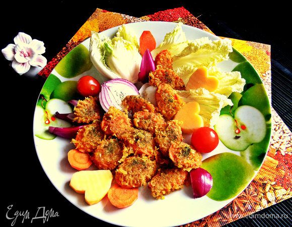 У меня рядом красный лук, помидоры черри, китайская капуста. Сердечки из сыра для украшения.