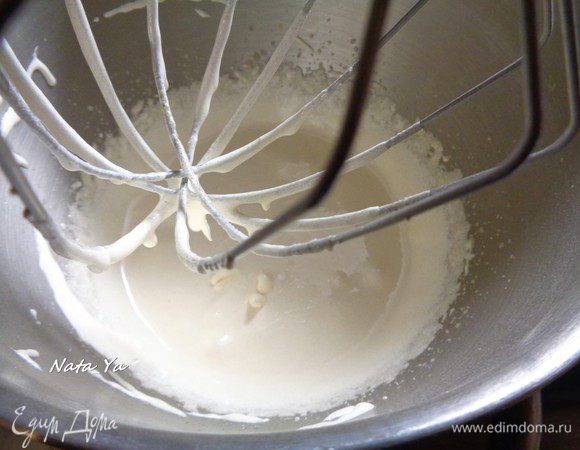 Затем к желткам добавить сахар и взбивать до его растворения.
