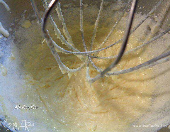 Добавить столовую ложку сметаны, размягченное сливочное масло и перемешать.