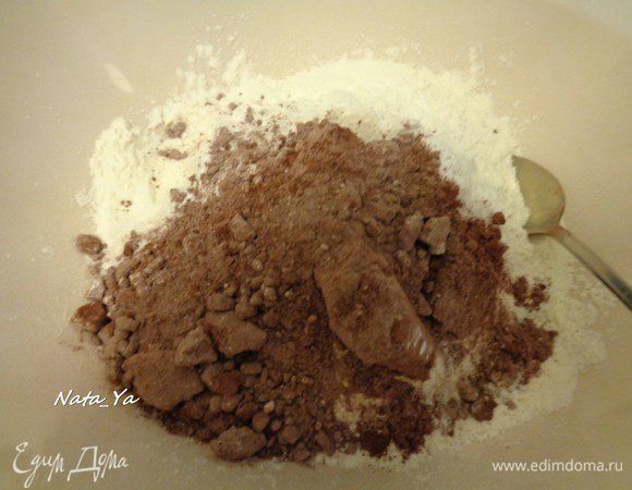 В отдельной емкости смешать муку, какао, соду и разрыхлитель.
