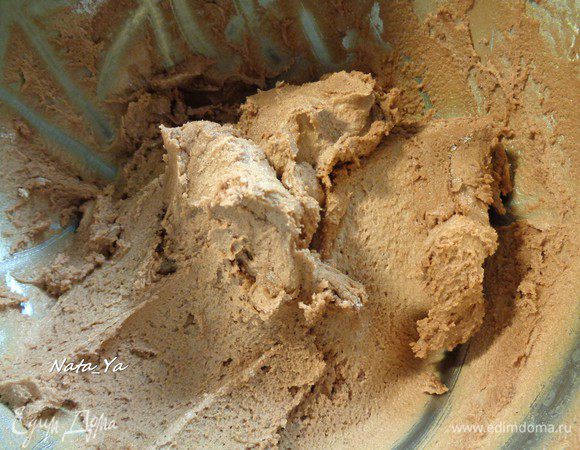 И просеять это в яично-масляную смесь. Хорошо вымесить тесто. Тесто получится мягким. Так и должно быть.