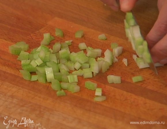 Сельдерей очень мелко порезать.