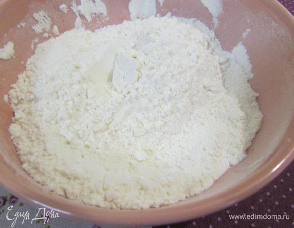 Муку просеять и смешать с разрыхлителем.