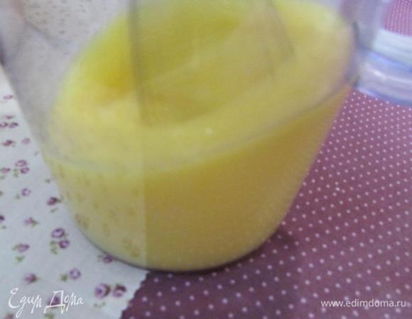 В стакане блендера взбить яйца, сахар и мед. До растворения сахара.