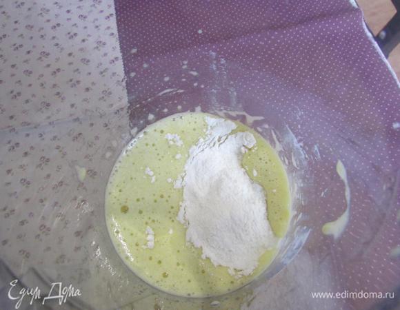 Затем муку с разрыхлителем. Аккуратно перемешать.