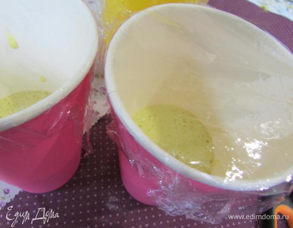 Налить на 1/3 стакана, накрыть пленкой и поставить в микроволновку на 1-2 минуты, при 800 ватт. Важно не пересушить бисквит.