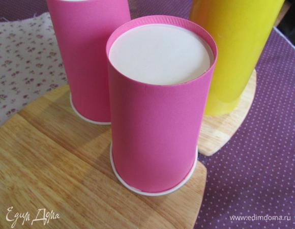 Готовый спонж в бумажных стаканчиках перевернуть и дать полностью остыть.