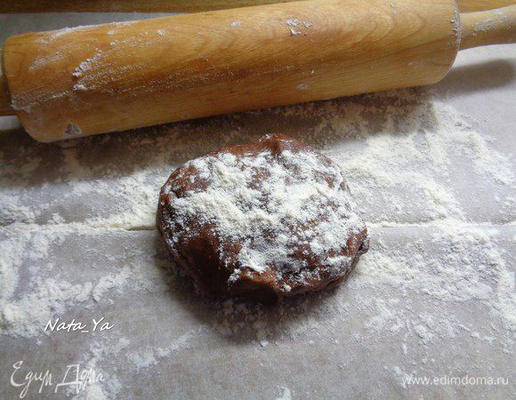 Из готового теста выпечь 6-7 коржей (у меня получилось семь).
Так как тесто мягкое, раскатывать его лучше сразу в тонкий пласт на пекарской бумаге. Если все-таки тесто очень липкое (мука у всех разная), немного добавить муки. Чтобы тесто не липло во время раскатывания, подпылить мукой хорошо и бумагу, и скалку, и руки.