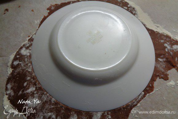 Сверху на раскатанное тесто положить тарелку 24 см, обвести ее, получится круг.