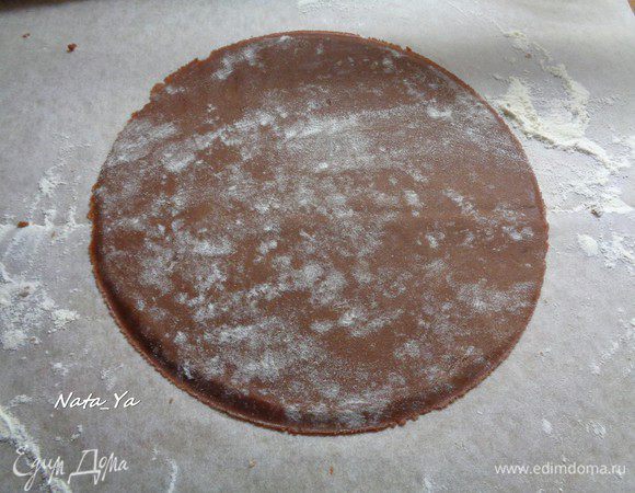 Вместе с бумагой круг из теста отправить в заранее разогретую духовку до 180°C. Время выпечки около 6-7 минут. Дать немного остыть и аккуратно снять бумагу с коржа.