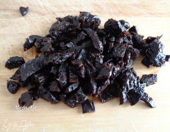 Чернослив нарезать на небольшие кусочки.