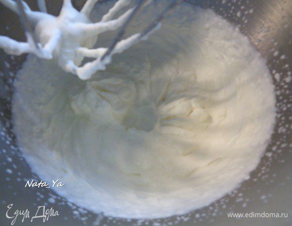 Взбить охлажденные сливки.