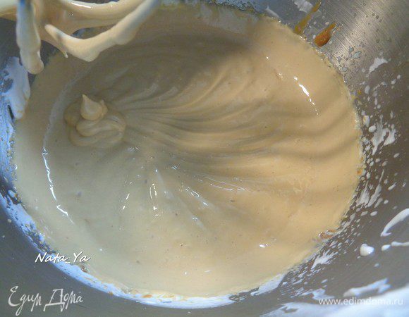 Взбить вареную сгущенку и сметану.