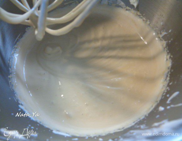 Добавить взбитые сливки и аккуратно перемешать.