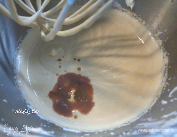 Добавить шоколадный ликер (можно заменить коньяком).