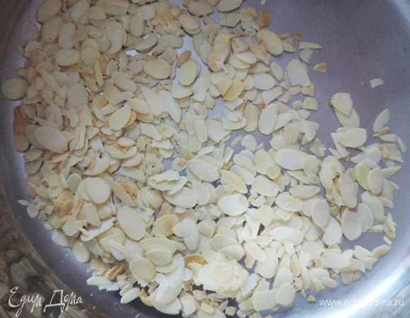 Первым делом подготовим миндальные лепестки. Прокаливаем их на сковороде с толстым дном до появления легкого приятного запаха. Не пережгите!

Орехи для шоколадного слоя можете брать любые, какие вам по вкусу. Очень крупные желательно предварительно измельчить.