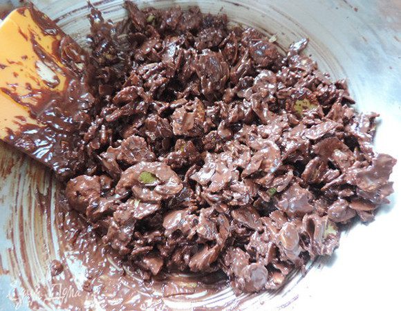 Параллельно растопим на водяной бане (или любим удобным для вас способом) шоколад с маслом. Соединим шоколадную смесь с обжаренными миндальными лепестками и кукурузными хлопьями и тщательно перемешаем.

Если хлопья очень крупные, можете их немного измельчить.