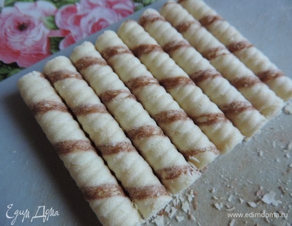 Мне захотелось внести в торт еще одну изюминку. Бока торта я решила украсить вафельными трубочками. Мне их понадобилось примерно грамм 400. Я их немного обрезала, чтоб они были длинной с высоту бортика разъемной формы.

Трубочки брать необязательно, торт вкусный и без них.