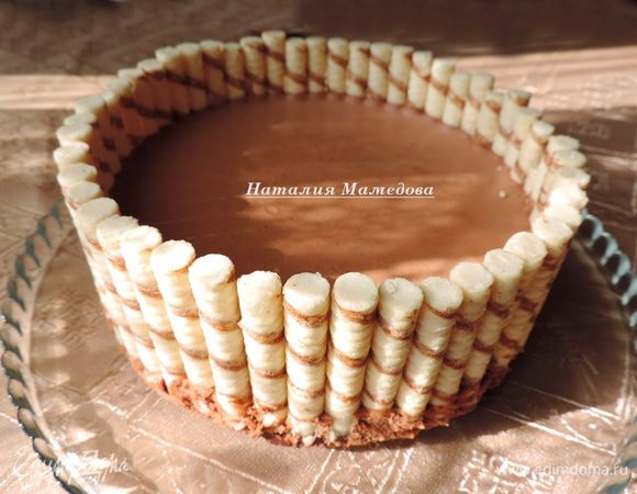 В подготовленную форму выливаем наш мусс и отправляем в холодильник до его полного застывания. В холодильнике мусс застынет примерно за час, в морозилке — минут за 20-30.