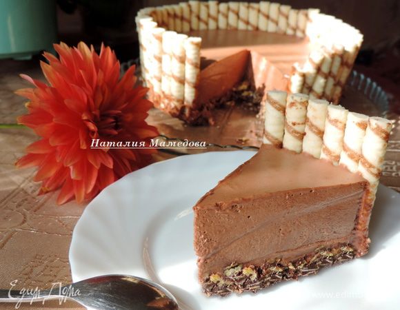 Торт готов, как только мусс застынет — можно угощаться и угощать.
Приятного аппетита!!!