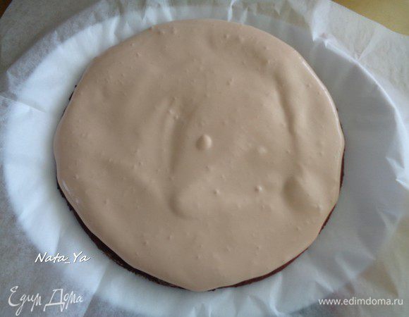 Промазать 1-ый корж кремом.