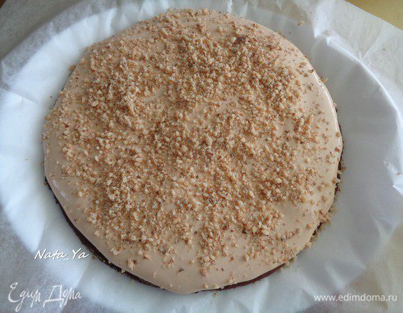 Прокладывая между слоями орехи.