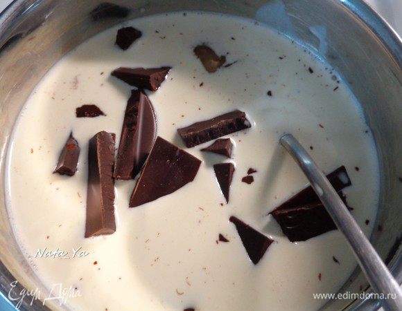 Последний корж не промазываем, а покроем глазурью. Для этого шоколад поломать на кусочки. Сливки нагреть и добавить в них шоколад и мед. 