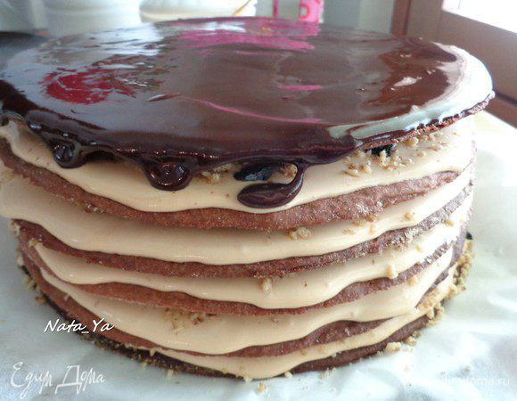 Покроем последний корж шоколадной глазурью. Я просто лила в серединку, а потом немного распределила по всему коржу ложкой. Глазурь хороша: не течет, быстро застывает, зеркальная.