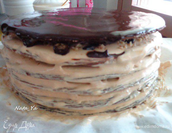 Остатками крема закроем промежутку между коржей (я использовала кисточку).