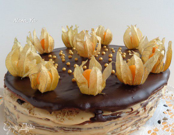 Украсила торт золотистыми драже и цветками физалиса.