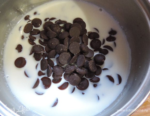 Тем временем можно начинать работу над муссом. Молоко нагреть почти до кипения. Всыпать шоколад (плиточный поломать на кусочки)...