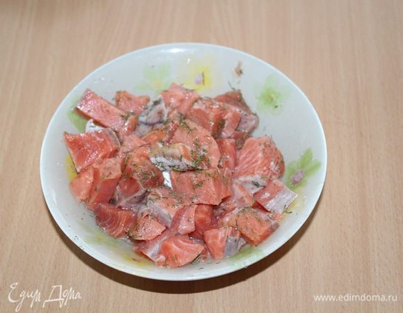 Филе рыбы порезать небольшими кусочками, сбрызнуть лимонным соком, посолить, поперчить, посыпать сухим укропом (или свежим).