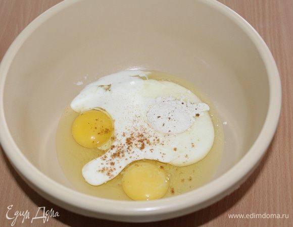 Смешать все ингредиенты для заливки, посолить, поперчить. Слегка взбить.