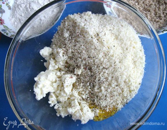 К рикотте добавить яйца, натертый на мелкой терке пармезан, хлебные крошки, посолить, поперчить.
