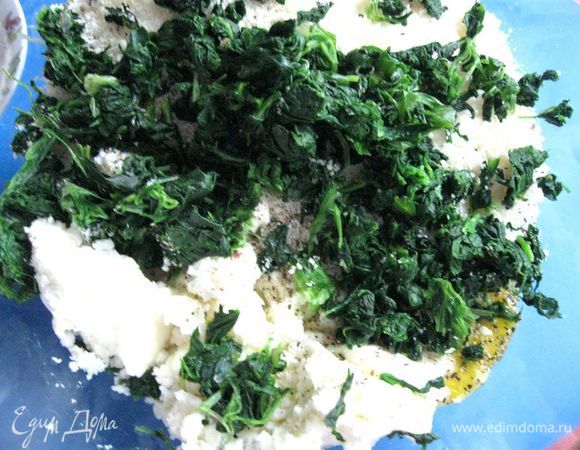 Добавить мелко нарезанный шпинат, перемешать.