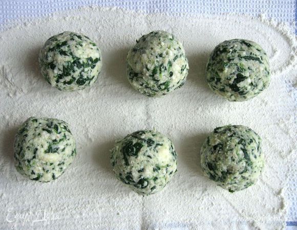 Полотенце натереть мукой. Выкладывать на него клецки из сыра и шпината ( размер каждого шарика должен составлять 2 столовые ложки смеси). У меня получилось 6 штук. Покатать их по полотенцу, чтобы они покрылись мукой.
