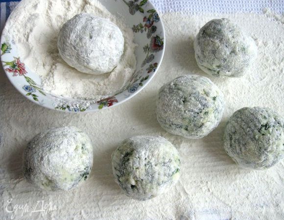 Вскипятить воду, подсолить ее (воды должно быть такое количество, чтобы клецкам было свободно в воде). Еще раз покрыть клецки мукой, уже более плотным слоем. 