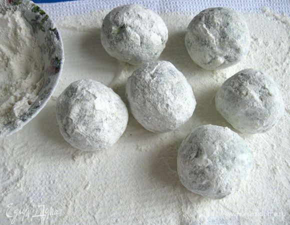 Такие клецки получились. Опускать их по одному аккуратно в кипяток на 1 минуту, не больше. Вынуть шумовкой. 