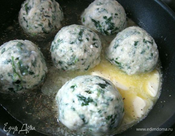 И сразу переложить на сковороду, в которую налит бульон, положено сливочное масло, специи и сухие травы (у меня здесь смесь итальянских трав, о ее составе пишу в комментарии). Подержать на сковороде клецки на небольшом огне 3 минуты, поливая соусом со сковороды. 
