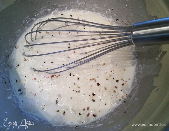 Желатин замочить в небольшом количестве холодной воды. Сливочный сыр (по желанию — обезжиренный) развести молоком. Посолить и поперчить по вкусу. Овощи освободить от влаги, сначала дать стечь жидкости через сито, затем промокнуть их бумажной салфеткой. 

* я просто выжала сок из овощей, сжав их в кулаке. 