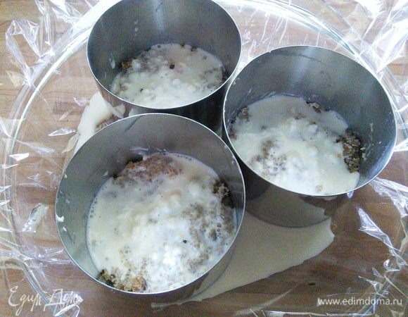 Желатин отжать. Разогреть в ковшике немного сырно-молочного соуса и растворить в нем желатин. Смешать с основным соусом. Достать формочки их холодильника, добавить по 2 — 3 ст л соуса на основу тортиков и отправить их обратно в холод. 