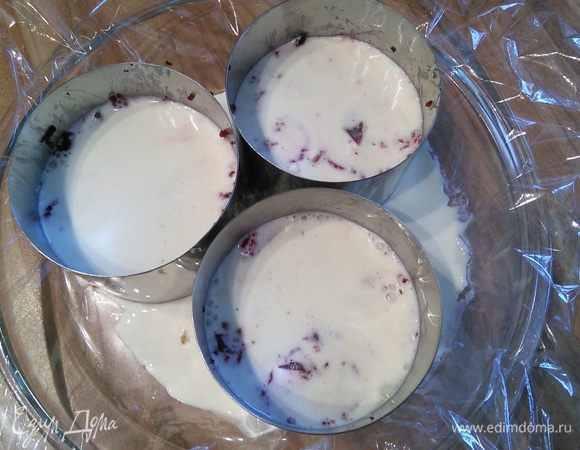 Через примерно 10 мин в формочки выложить слой редиски и залить 2-3 ст. л. крема, опять поставить на 10 мин в холодильник. Тоже самое повторить со всеми слоями овощей. Формочки заполнить до краев. Сверху полить оставшимся кремом. Время охлаждения готовых тортиков 2 часа или дольше. 