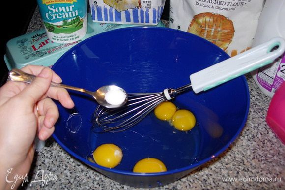 В емкости смешайте яйца с солью и сахаром. Не стоит взбивать в пену, достаточно просто хорошо перемешать. Я указала 3 яйца, так оно и было, но в одном меня ждал сюрприз — 2 желтка. Мы любим сладкие блины по этому я кладу много сахара. Вы можете уменьшить количество сахара или не класть его вовсе, тогда ваши блины подойдут для несладкой начинки, такой как картошка с луком, мясной или рыбной, творога с зеленью и т.п.