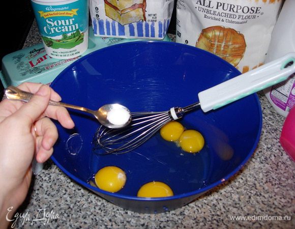 В емкости смешайте яйца с солью и сахаром. Не стоит взбивать в пену, достаточно просто хорошо перемешать.

Я указала 3 яйца, так оно и было, но в одном меня ждал сюрприз — 2 желтка.

Мы любим сладкие блины по этому я кладу много сахара. Вы можете уменьшить количество сахара или не класть его вовсе, тогда ваши блины подойдут для несладкой начинки, такой как картошка с луком, мясной или рыбной, творога с зеленью и т.п.