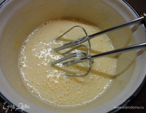 Яйца с сахаром и ванильным сахаром взбить в пышную белую пену.